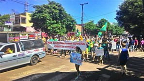 Manifestantes realizam passeata contra a atual política em Barbosa Ferraz, na região de Campo Mourão